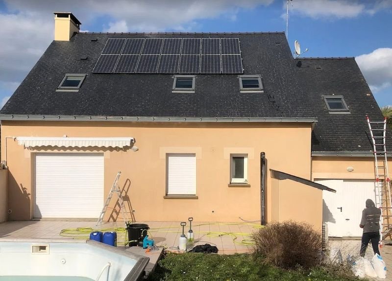 Toiture en ardoise avec panneaux solaires en cours de démoussage et de traitement hydrofuge