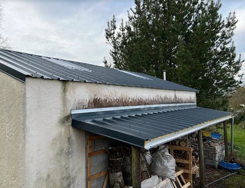 Couverture en bac acier anthracite sur une dépendance à faible pente, avec zinguerie neuve
