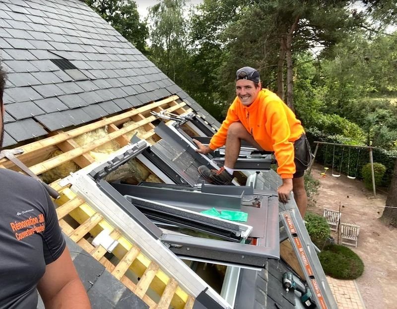 Pose de plusieurs fenêtres de toit Velux sur une toiture en ardoise par l’équipe Les Compagnons de l’Habitat