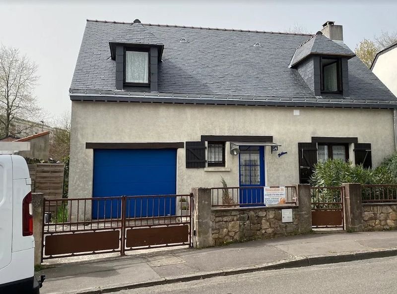 Maison avec toiture en ardoise entièrement rénovée, lucarnes et chiens-assis, par Les Compagnons de l’Habitat